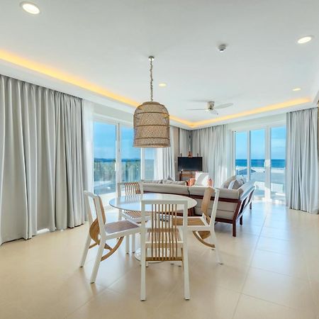 อควา โบราไกย์ Hotel Balabag  ภายนอก รูปภาพ A living room at the Ritz-Carlton, Key West