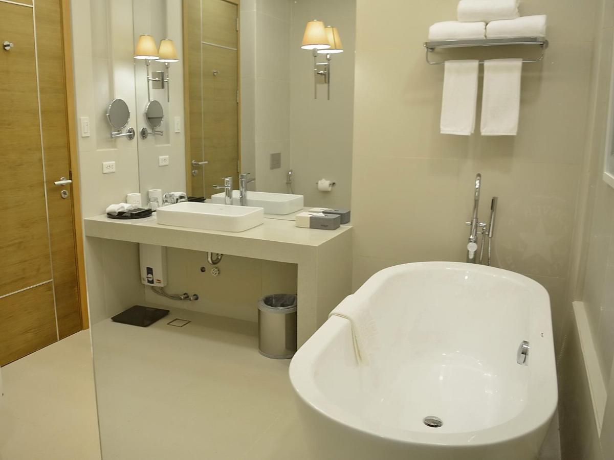 อควา โบราไกย์ Hotel Balabag  ภายนอก รูปภาพ Bathroom