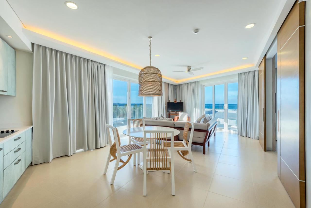 อควา โบราไกย์ Hotel Balabag  ภายนอก รูปภาพ A living room at the Ritz-Carlton, Key West
