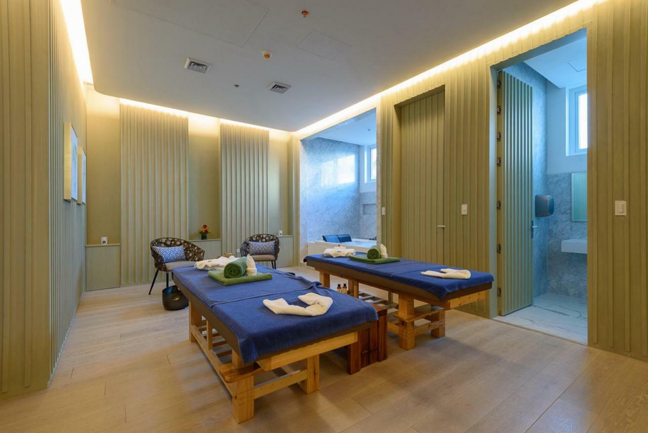 อควา โบราไกย์ Hotel Balabag  ภายนอก รูปภาพ Massage beds at a spa
